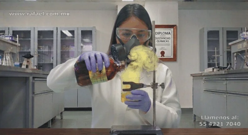 Laboratorista químico realizando el trasvasado de una sustancia química peligrosa