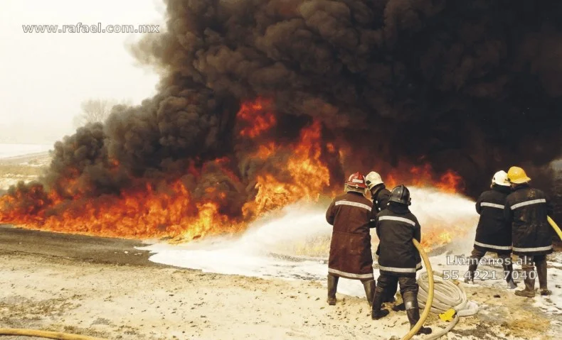 Brigadistas participando en capacitación de fuego real y combate de incendio