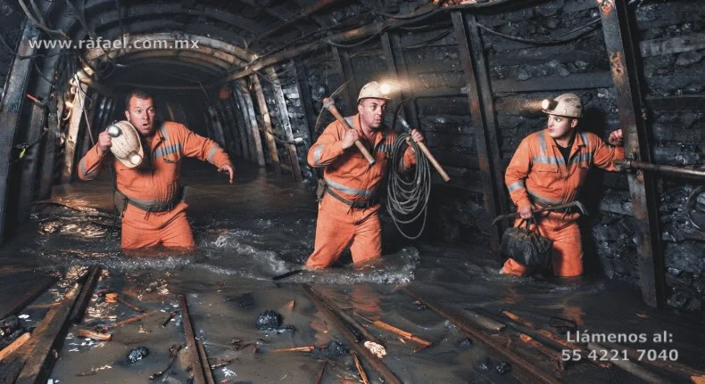 Ejemplo de una emergencia ante una inundación en el interior de una mina subterránea de carbón. El personal realiza la evacuación 
         hacia un sitio seguro, siempre portando sus herramientas para remover cualquier escombro.