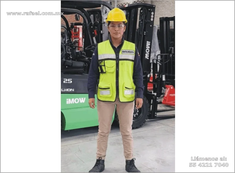 Montacarguista empleando todo su equipo de protección personal