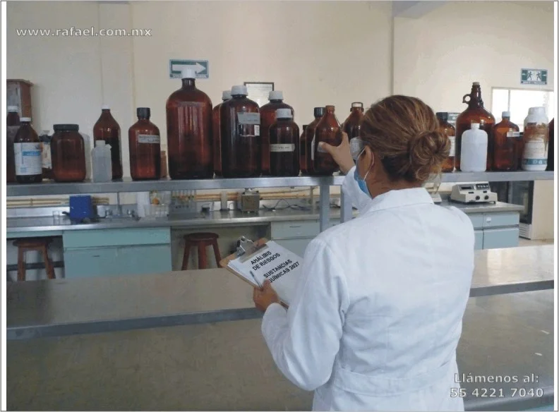 Especialista realizando la revisión de las sustancias químicas peligrosas del laboratorio, para elaborar un estudio