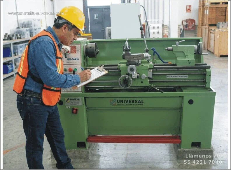 Especialista recopilando información de maquinaria para detectar riesgos inherentes a su operación, calentamiento 
                 y proyección de material