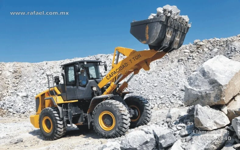 Cargador frontal realizando levantamiento de rocas, su capacidad máxima es de 7 toneladas