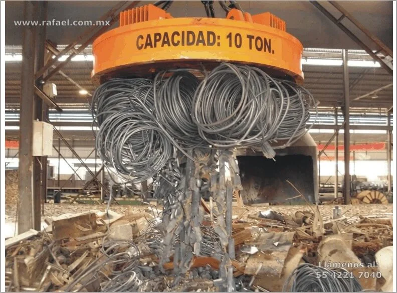 Electroiman realizando el lavantamiento de carga, su capacidad máxima es de 10 toneladas