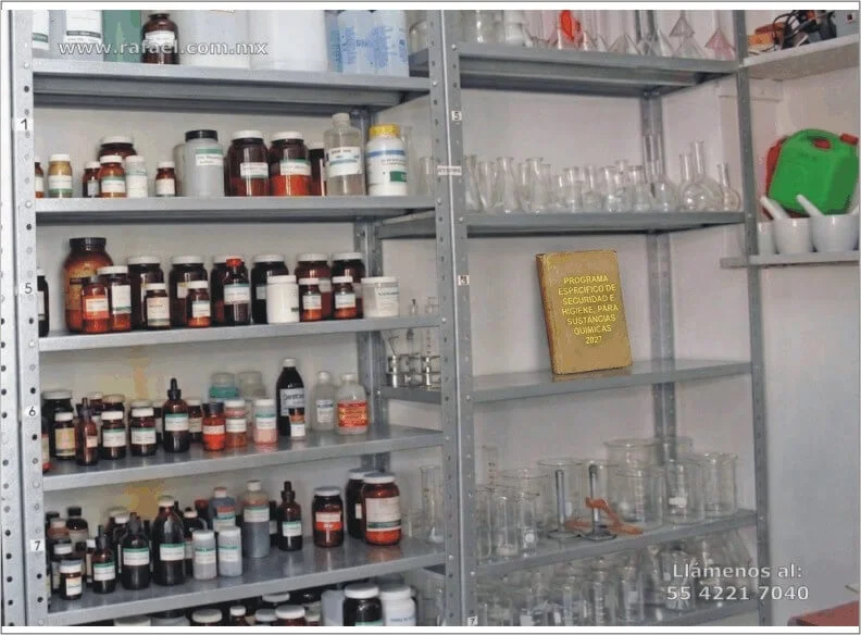 Programa de sustancias químicas peligrosas, exhibido en el estante del material de laboratorio