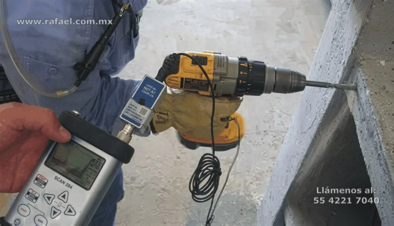Ingeniero realizando el monitoreo de las vibraciones en el cuerpo.