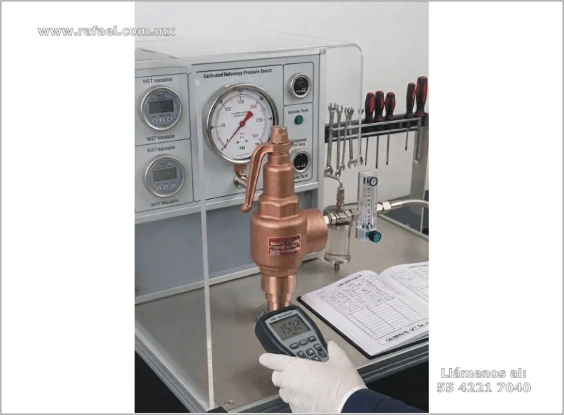 Técnico realizando la calibración de una válvula de seguridad