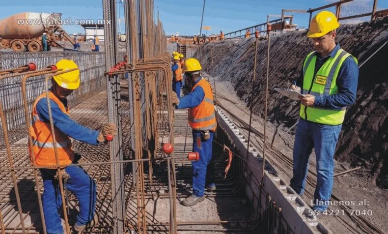 Ingeniero recopilando información para análisis de riesgos en una construcción