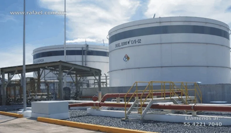 Contenedores de sustancias químicas peligrosas debidamente señalizados, resistentes a la intemperie